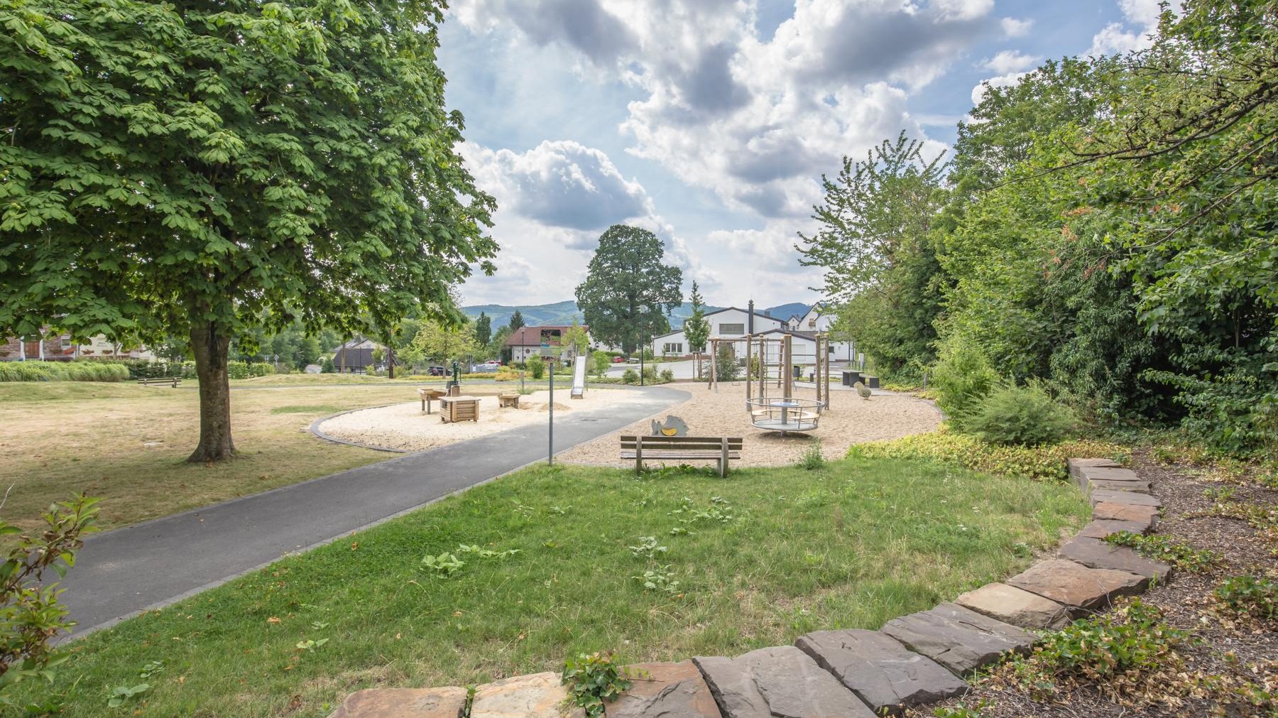 Spielplatz an der Schützenhalle in Eisborn Dorfmitte 